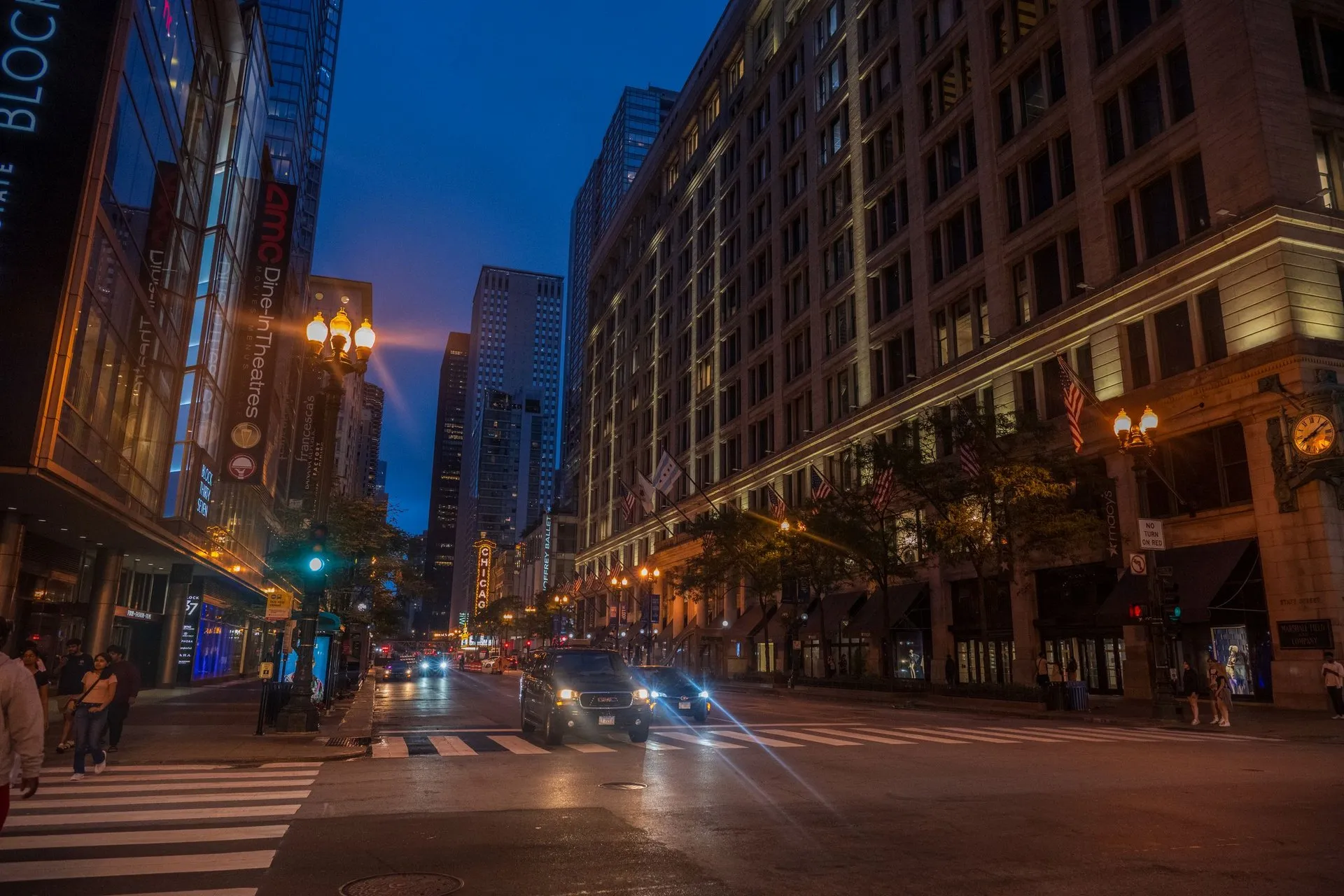 Cityscape of Chicago featuring vibrant urban life and iconic architecture