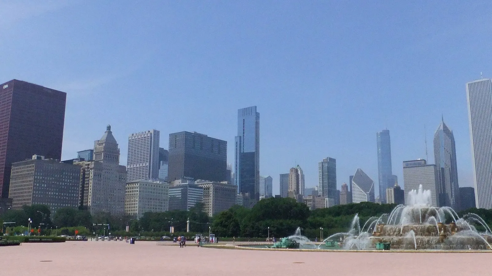 Buckingham fountain and the chicago skyline