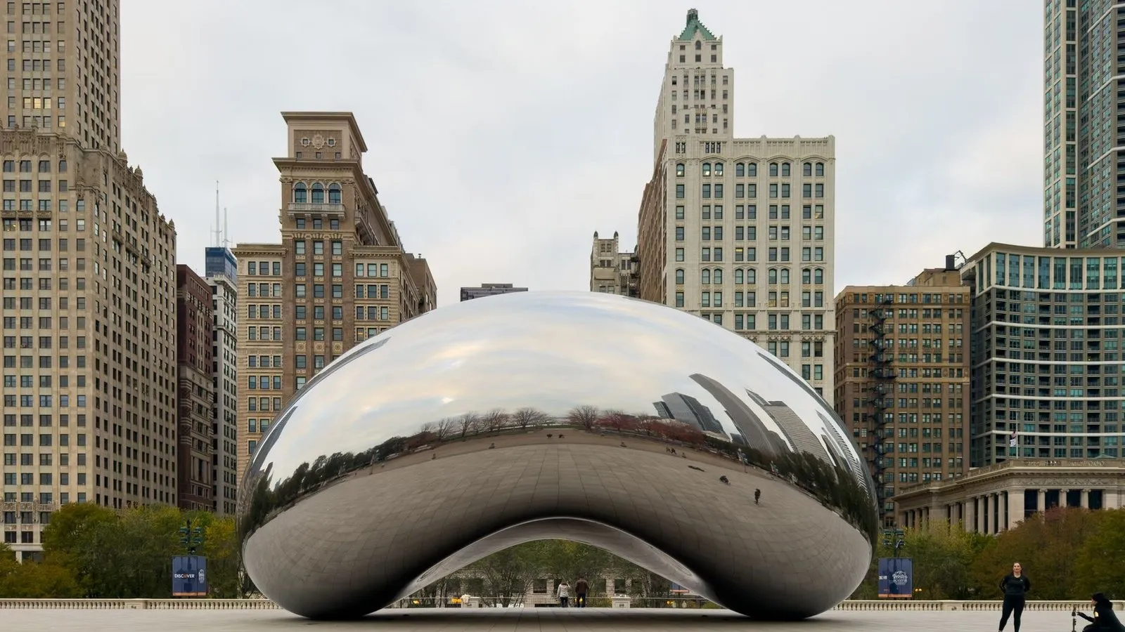 Cloud gate in chicago millennium park