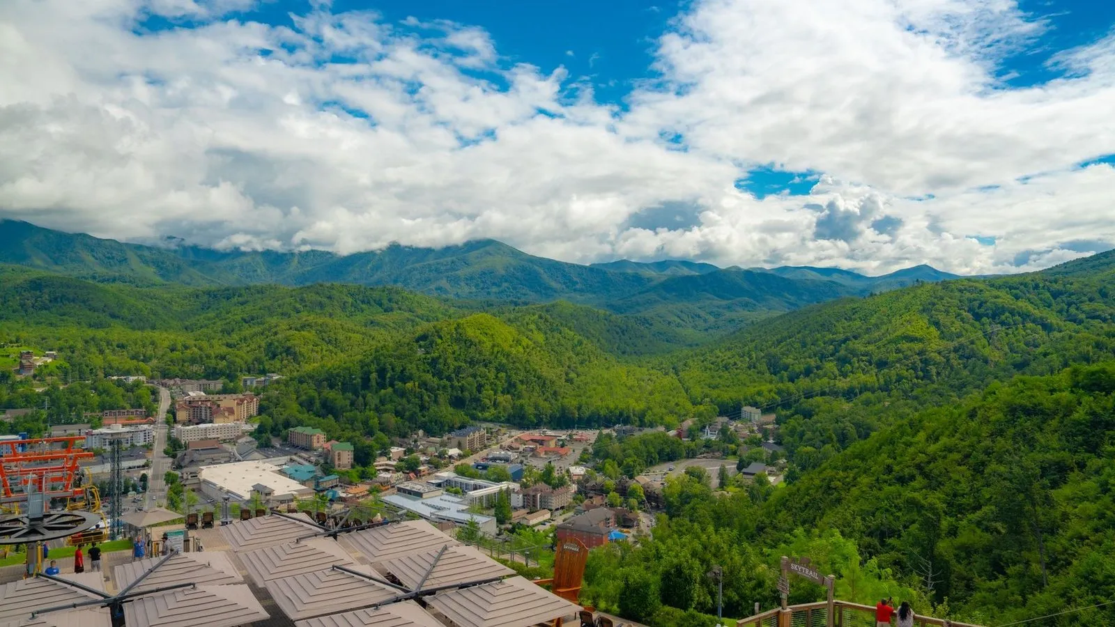 Gatlinburg tennessee and the smoky mountains