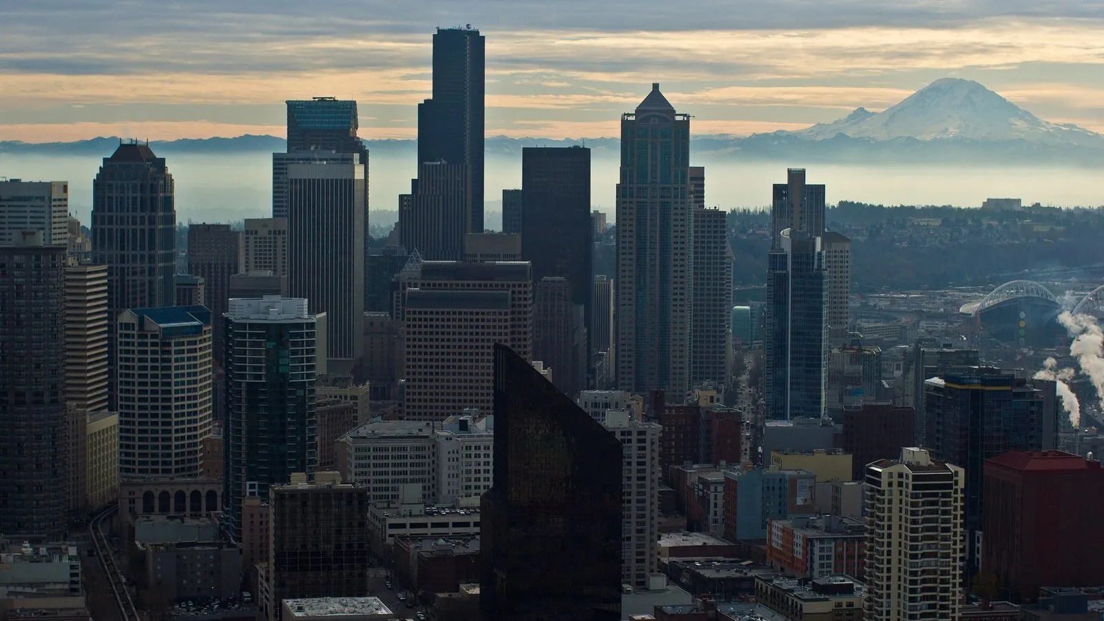 Seattle skyline and mount rainier