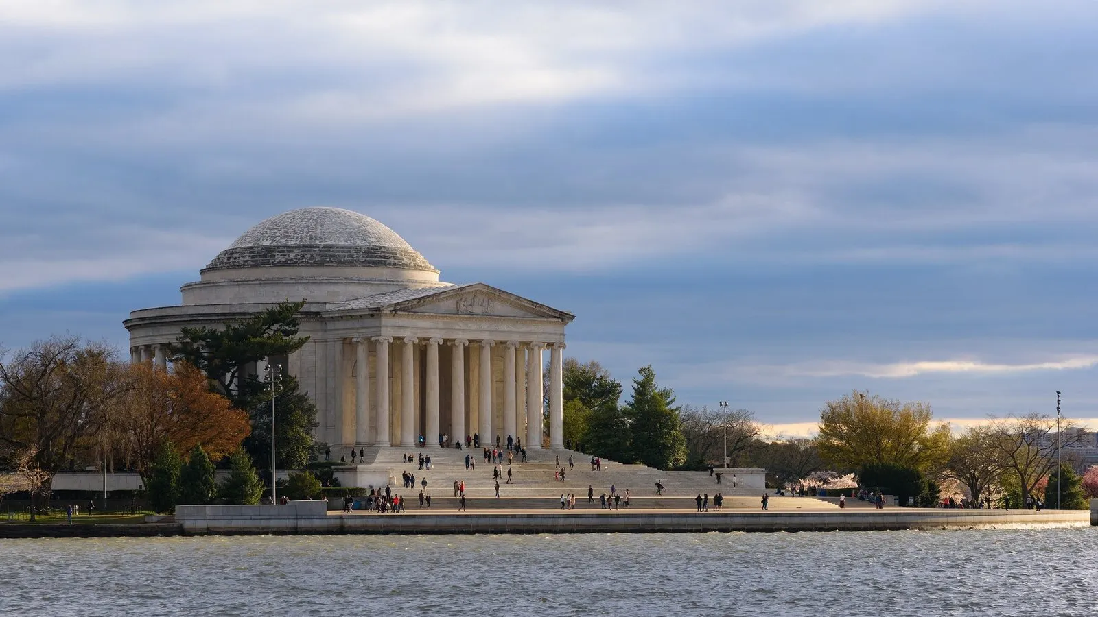 Jefferson memorial and tidal basin in washington dc